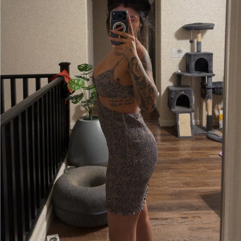 Elegant Backless Spaghetti Strap Dress - Picture 2 of 3